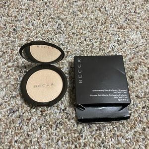 Becca. Shimmering skin perfectos pressed Moonstone